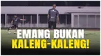 Momen langka ketika legenda-legenda sepak bola seperti Patrick Kluivert, Denny Landzaat, dan Alex Pastoor unjuk kebolehan di lapangan! Dalam sesi latihan penuh gaya ini, mereka memamerkan skill passing yang halus, akurat, dan penuh kelas.