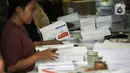 Pekerja menyortir dan melipat surat suara DPRD Provinsi DKI Jakarta untuk Pemiilu 2024. (Liputan6.com/Faizal Fanani)