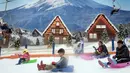 Bermain salju di Trans Snow World Bintaro, Anda akan menikmati keseruan liburan musim dingin ala berbagai negara, misalnya Jepang atau Eropa. (Yasuyoshi CHIBA/AFP)