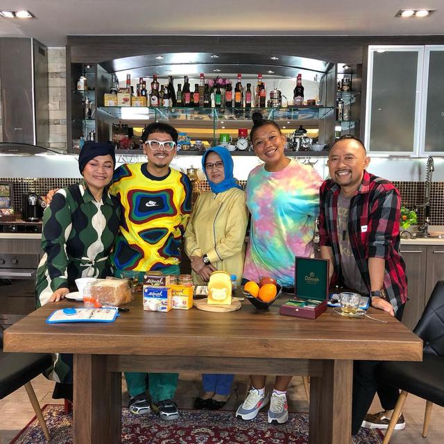 Ronal Surapradja Sering Ditemani Ibunda Usai Gugat Cerai Istri, Ini 5 Potret Kebersamaannya