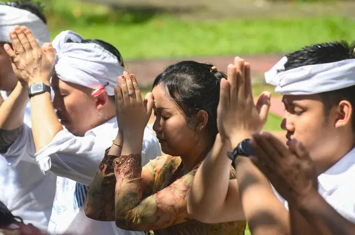Suasana Khidmat Selimuti Perayaan Galungan di Pura Amertha Sari Cinere