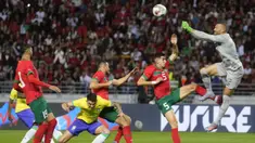 Kiper Brasil, Weverton, berusaha menghalau bola saat melawan Maroko pada laga uji coba FIFA Matchday di Grand Stade de Tanger, Tangier, Minggu (26/3/2023). Timnas Maroko membuktikan bukan cuma kebetulan saja meroket di Piala Dunia 2022. (AP Photo/Mosa'ab Elshamy)
