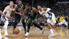 Pemain Boston Celtics, Kyrie Irving (11) berusaha melewati pemain Denver Nuggets, Mason Plumlee (kanan) pada laga NBA basketball game di Pepsi Center, Denver, (29/1/2018). Celtics menang 111-110. (AP/David Zalubowski)