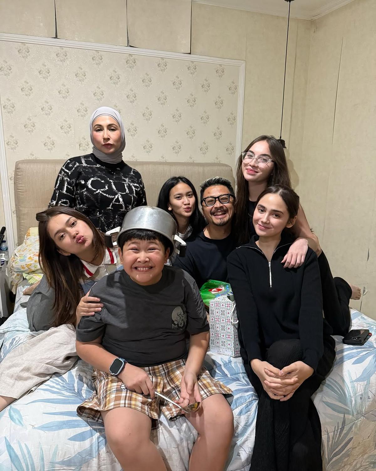7 Potret Ferry Maryadi Dapat Kejutan Ultah dari Keluarga dan Geng Mermaid, Salfok Kabay Pakai Panci di Kepala