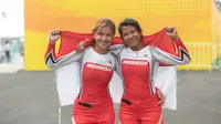 Selebrasi dua pembalap BMX putri Indonesia, Amellya Nur Sifa (kanan) yang merebut medali emas dan Jasmine Azzahra Setyobudi yang menyumbang medali perunggu setelah berakhirnya lomba balap sepeda nomor BMX putri Asian Games 2022 di Chun'an Jieshou Sports Centre BMX Course, Minggu (1/10/2023) pagi WIB. (PB ISSI/Nick Hanoatubun)