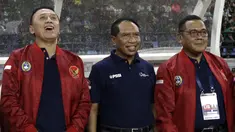 Menpora, Zainuddin Amali, bersama Ketum PSSI, Mochammad Iriawan dan Dirut LIB, Cucu Sumantri saat pembukaan Shopee Liga 1 2020 di Stadion Gelora Bung Tomo, Surabaya, Sabtu (29/2). Sebanyak 18 klub akan berlaga dalam kompetisi kasta tertinggi di Indonesia ini.(Bola.com/Yoppy Renato)
