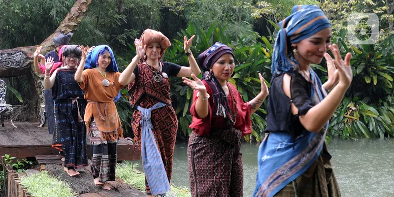 FOTO: Tarian dan Fashion Show Kain Tenun Tradisional Memperingati Hari Ibu