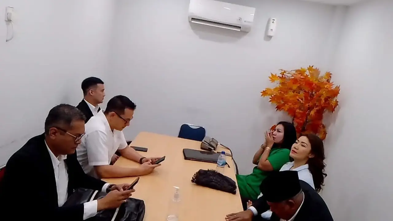 Ari Wibowo dan Inge Anugerah saat proses mediasi perceraian (Liputan6.com/ M Altaf Jauhar)