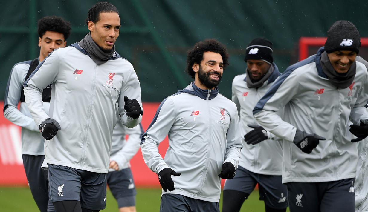 Pemain Liverpool, Mohamed Salah dan Virgil van Dijk saat melakukan latihan jelang laga Liga Champions di Liverpool, Selasa (16/4). Liverpool akan berhadapan dengan FC Porto. (AFP/Paul Ellis)