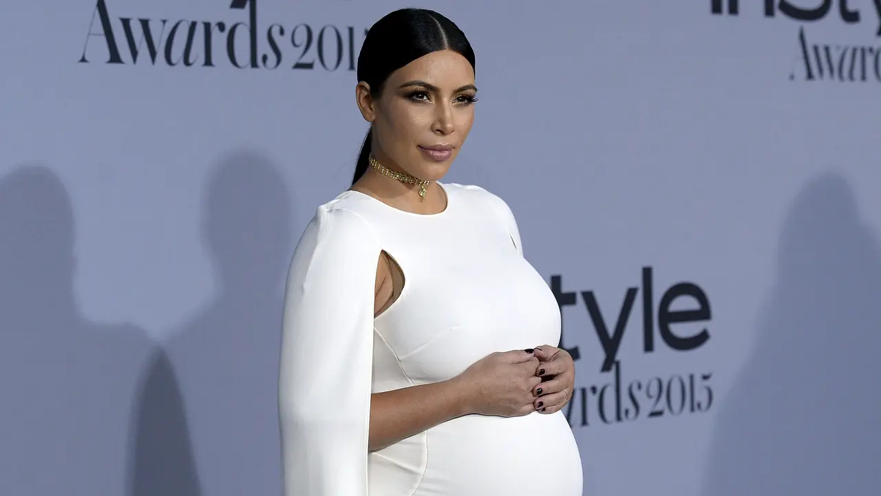 20151027-Kim Kardashian Pamer Perut Buncit di InStyle Awards-California