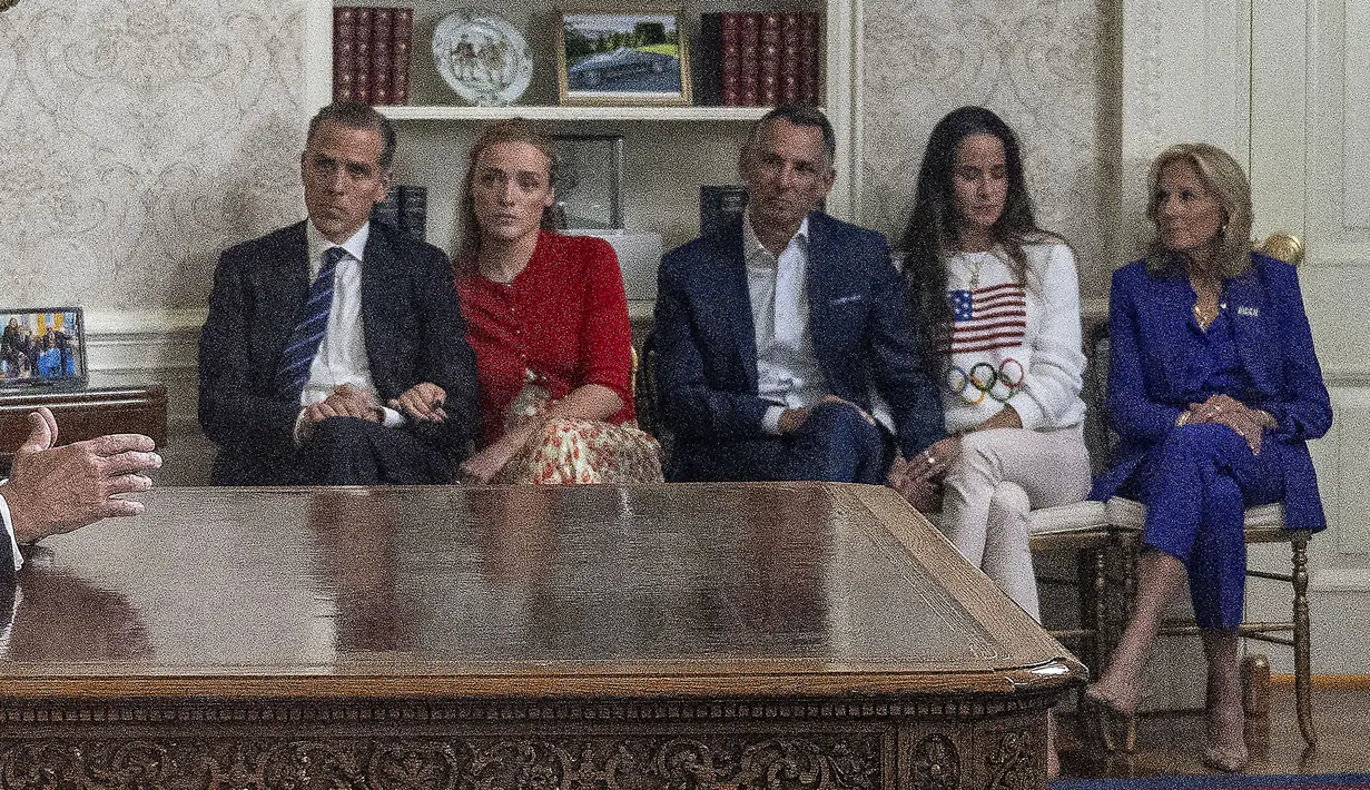 Joe Biden menjelaskan alasan mundur dari pemilihan presiden atau pilpres AS 2024 sambil dikelilingi oleh keluarga. (Jim WATSON / AFP)