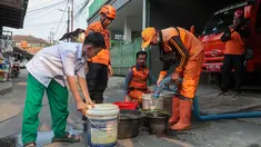Warga membawa wadah untuk mengambil air bersih dari mobil tangki BPBD DKI Jakarta di Gang H Soleh, Cilandak Timur, Jakarta Selatan, Senin (21/9/2026). Sebanyak 5.000 liter air didistribusikan untuk memenuhi kebutuhan warga terdampak kekeringan. (KLY/Budy Santoso)
