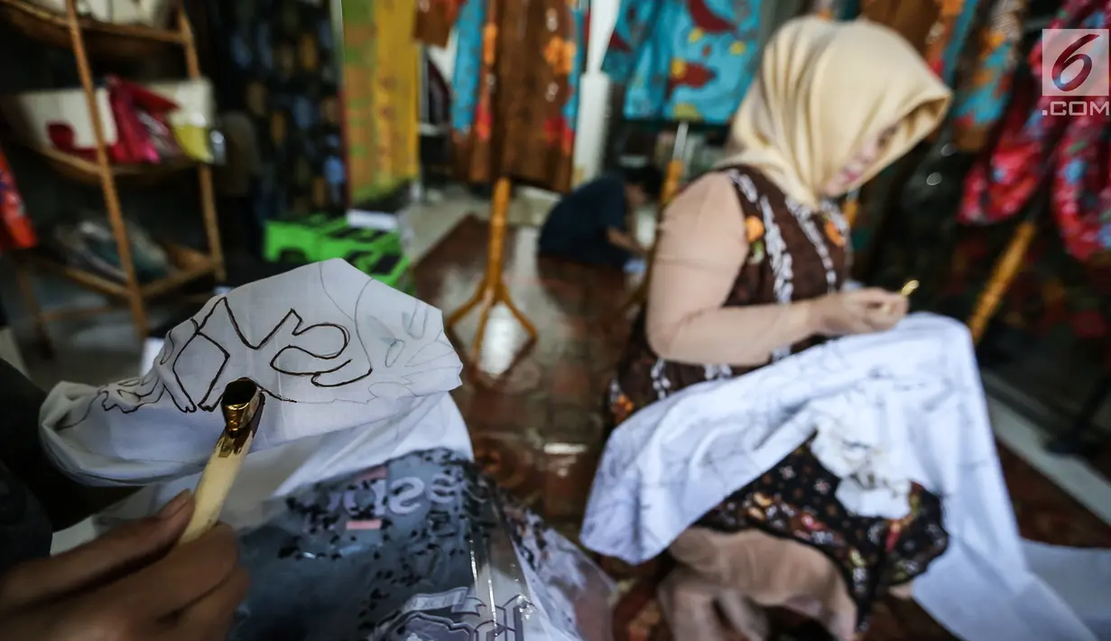 Peserta workshop sedang mencanting batik tulis khas Tangsel di Datik Batik, Pamulang, Tangerang Selatan, Kamis (25/10). Motif batik mengangkat kearifan lokal Tangsel menggunakan bahan katun primisima. (Liputan6.com/Fery Pradolo)