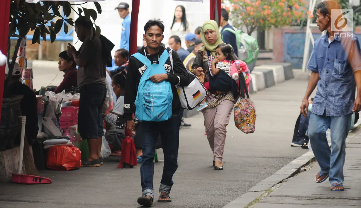 Calon pemudik memasuki area terminal bis antar kota antar provinsi di Terminal Kampung  Rambutan, Jakarta, Sabtu (24/6). Hingga H-1 Lebaran 2017, pemudik terus berdatangan di Terminal  Kampung Rambutan. (Liputan6.com/Helmi Fithriansyah)