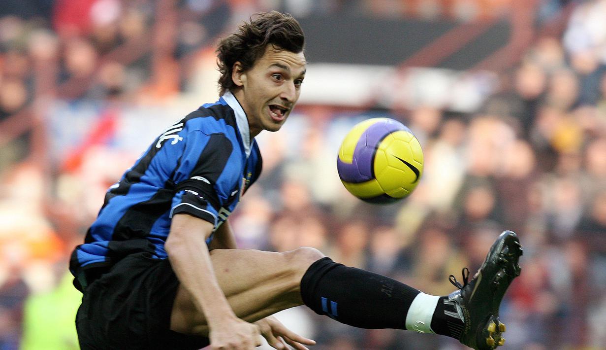 Aksi Zlatan Ibrahimovic saat bergabung bersama Inter Milan 2006-2009 dan mencetak 57 gol dari 88 kali penampilan. (AFP/Paco Serinelli)