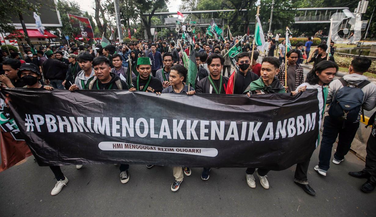 Sejumlah massa yang tergabung dalam Himpunan Mahasiswa Islam (HMI) melakukan longmarch saat akan menggelar aksi di depan Patung Kuda, Jakarta, Senin (29/8/2022). Mereka menolak rencana pemerintah untuk menaikkan harga BBM bersubsidi karena akan mengorbankan kondisi ekonomi rakyat, terutama masyarakat kelas menengah ke bawah dan pelaku Usaha Mikro Kecil Menengah (UMKM), yang belum sepenuhnya pulih akibat terpaan pandemi COVID-19. (Liputan6.com/Faizal Fanani)