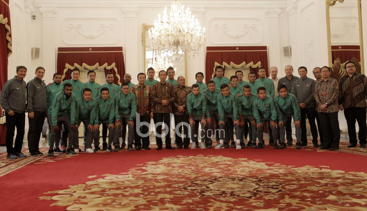 Timnas Indonesia bertemu Presiden RI, Joko Widodo di Istana Negara, (19/12/2016). (Bola.com/Nicklas Hanoatubun)