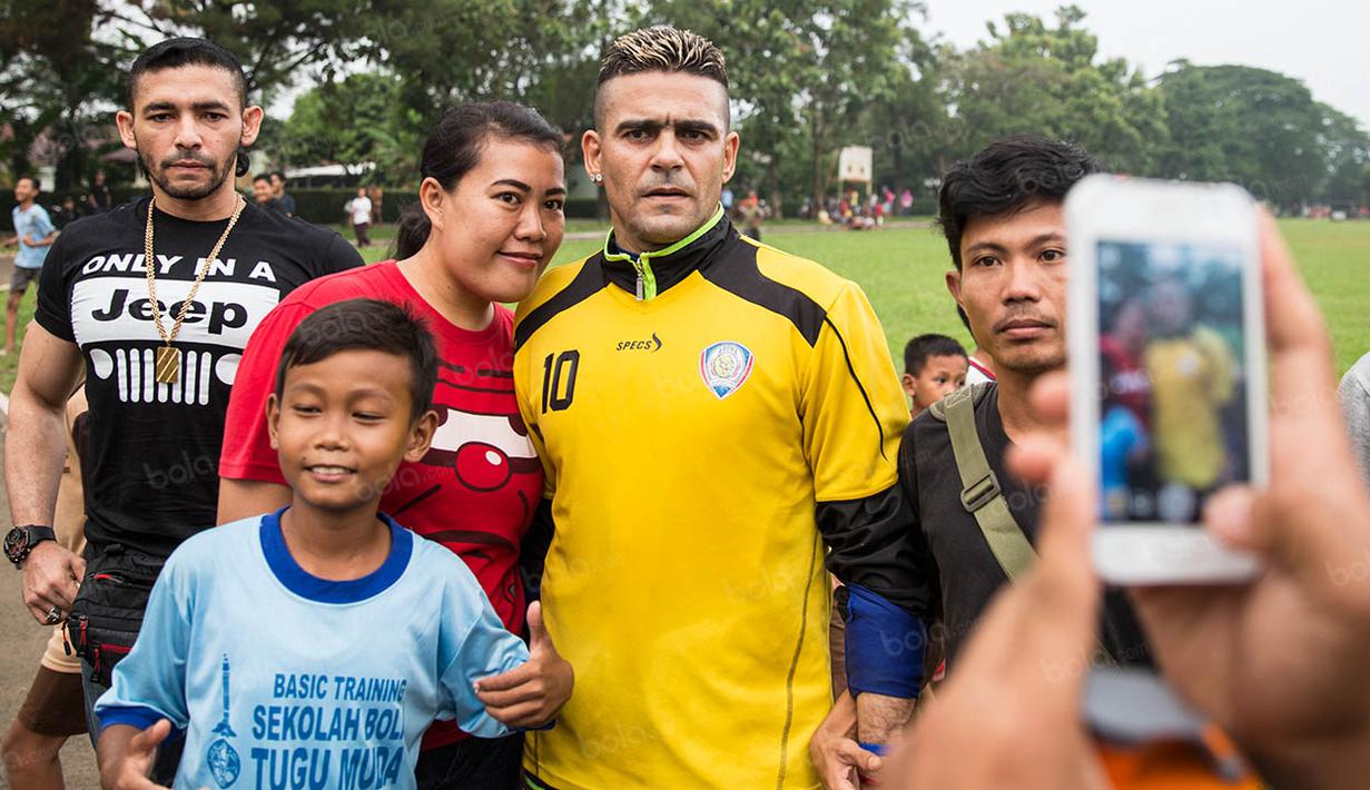 Keberadaan Cristian Gonzales di Kompleks TNI itu sontak membuat warga datang dan menghampirinya untuk menyapa dan juga foto bareng. (Bola.com/Vitalis Yogi Trisna)