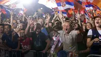 Masyarakat Serbia bersorak saat menyambut petenis Novak Djokovic dan Timnas Basket Serbia di ibu kota Belgrade, Serbia, 12 September 2023 waktu setempat. Seperti diketahui, Novak Djokovic baru saja memenangkan gelar grand slam ke-24 setelah menjuarai US Open 2023. Sementara itu, Timnas Basket Serbia berhasil meraih medali perak setelah finis kedua di Piala Dunia FIBA 2023. (AP Photo/Marko Drobnjakovic)