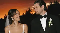 Kabar Bahagia, Ben Barnes Aktor Narnia Resmi Menikah dengan Aubrey Cleland