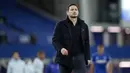 Manajer Chelsea, Frank lampard, berjalan meninggalkan lapangan usai laga lanjutan Liga Inggris 2020/21 pekan ke-12 melawan Everton di Goodison Park Stadium, Sabtu (12/12/2020). Chelsea kalah 0-1 dari Everton. (AFP/Clive Brunskill/Pool)