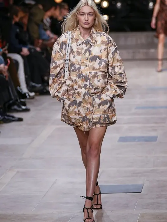 Gigi Hadid di peragaan busana Isabel Marant untuk koleksi ready-to-wear Musim Semi/ Panas 2023. (AP Photo/Francois Mori)