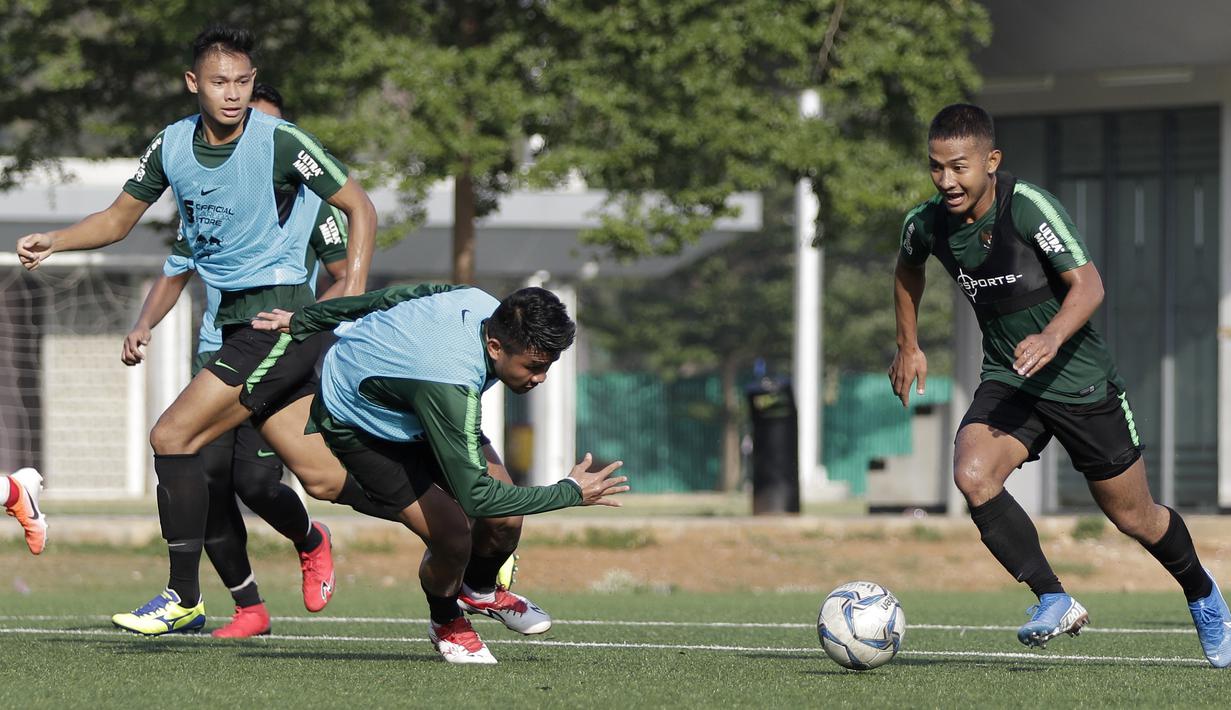 Pemain Timnas Indonesia U-22, Gian Zola, berebut bola saat internal game di Lapangan C, Senayan, Jakarta, Selasa (19/11). Timnas U-22 terus matangkan skema permainan lewat internal game. (Bola.com/Yoppy Renato)