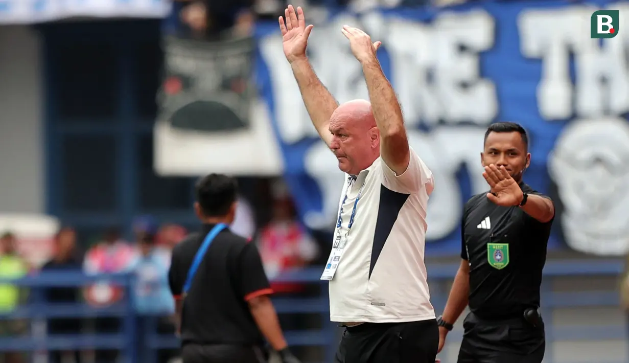 Pelatih Persib Bandung, Bojan Hodak melakukan protes terhadap keputusan wasit dalam laga lanjutan BRI Super League 2025/2026 melawan Persija Jakarta di Stadion Gelora Bandung Lautan Api, Bandung, Minggu (11/01/2026). (Bola.com/Abdul Aziz)