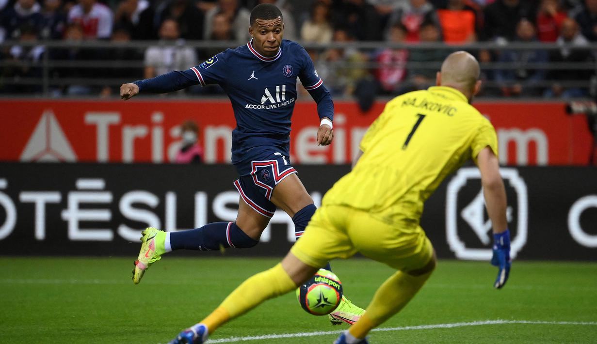 Gol kedua Mbappe terjadi pada menit ke-63. Kali ini lewat umpan silang mendatar Achraf Hakimi yang dituntaskan oleh Mbappe lewat kaki kirinya. (Foto: AFP/Franck Fife)