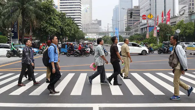 Resmikan Pelican Crossing Halte BI, Anies Baswedan Seberangkan Penyandang Disabilitas