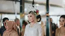 Kebaya putih panjang ini bisa jadi inspirasi bagi kamu yang ingin menikah. Selain terlihat elegan, kebaya panjang klasik berikan tampilan clean dan anggun. [@erinagudono]