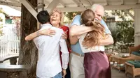 Ilustrasi memeluk orang tua. (Photo by RODNAE Productions: https://www.pexels.com/photo/an-elderly-couple-embracing-their-son-and-daughter-6148876/)