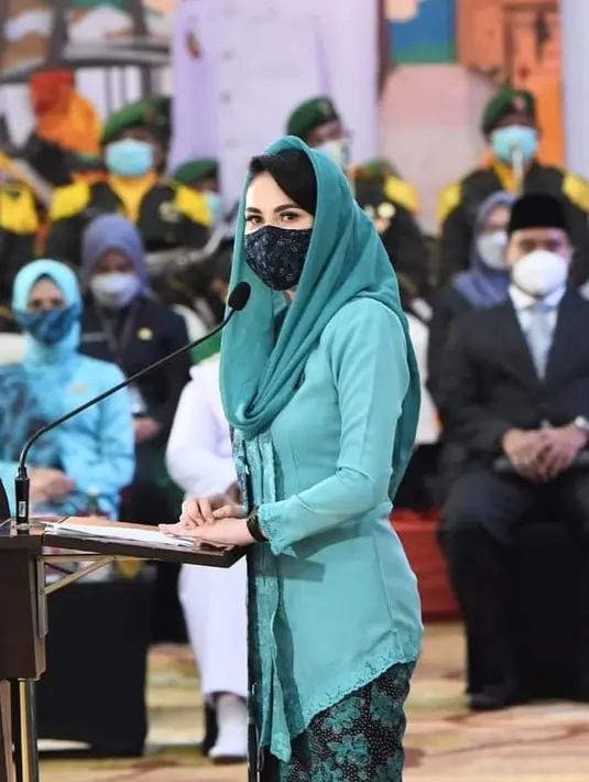 Lebih lanjut ia menceritakan kehidupannya di rumah bersama Emil Dardak. Menurutnya sama dengan pasangan pada umumnya. Bahkan tak jarang sang suami yang tunduk kepadanya. (Instagram/arumibachsin_94)