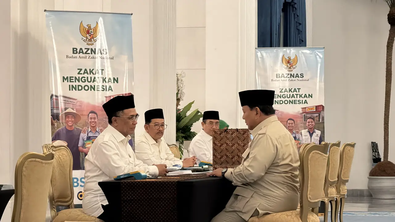Presiden Prabowo Subianto membayarkan zakat fitrah dan mal melalui Badan Amil Zakat Nasional (BAZNAS) di Istana Negara Jakarta, Jumat (13/3/2026) (Liputan6.com/Lizsa Egeham)