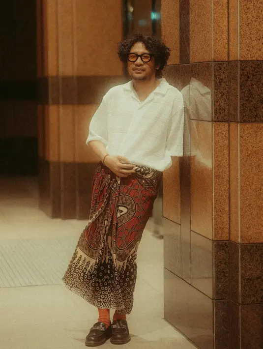 Kunto Aji juga tampak kreatif memadukan batik dan kemeja. Aksi sepatu loafer membuat gayanya semakin seru. [Foto: Instagram/ Kunto Aji]