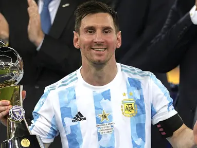 Penantian panjang Lionel Messi akhirnya terbayar setelah Argentina mampu juarai Copa America 2021. Ia merupakan pemain paling gemilang di turnamen ini. Terbukti, dirinya berhasil mempersembahkan empat gol dan lima assit serta menyabet titel pemain terbaik Copa America 2021. (Foto: AFP/Carl De Souza)