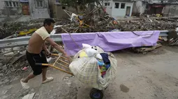 Mendorong evakuasi ribuan orang, meskipun negara itu tampaknya telah menghindari dampak terburuk musim topan yang melanda sebagian Asia Timur. (AP Photo/Ng Han Guan)