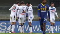 Pemain Atalanta merayakan gol yang dicetak oleh Mateo Retegui dalam laga lanjutan Liga Italia 2024/2025 melawan Hellas Verona di Marcantonio Bentegodi Stadium, Verona, Italia, Sabtu (09/02/2025). (AP Photo/LaPresse/Paola Garbuio)