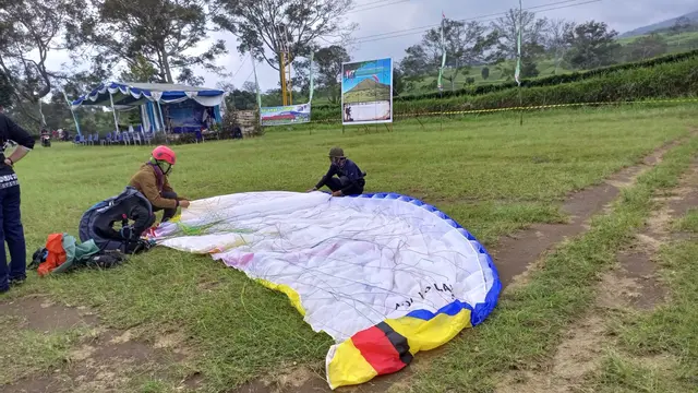 Mengagumi Keindahan Alam dari Langit Sumatra dengan Olahraga Paralayang