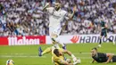 Pemain Real Madrid, Karim Benzema, berusaha mencetak gol ke gawang Almeria pada laga Liga Spanyol di Stadion Santiago Bernabeu, Minggu (30/4/2023). (AP Photo/Pablo Garcia)