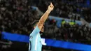 Sergio Aguero mengacungkan jari telunjuknyadari Manchester City setelah berhasil melesakkan gol ke gawang Leicester City di Stadion Etihad, Manchester, Inggris, Sabtu (10/2). (AP Photo/Rui Vieira)