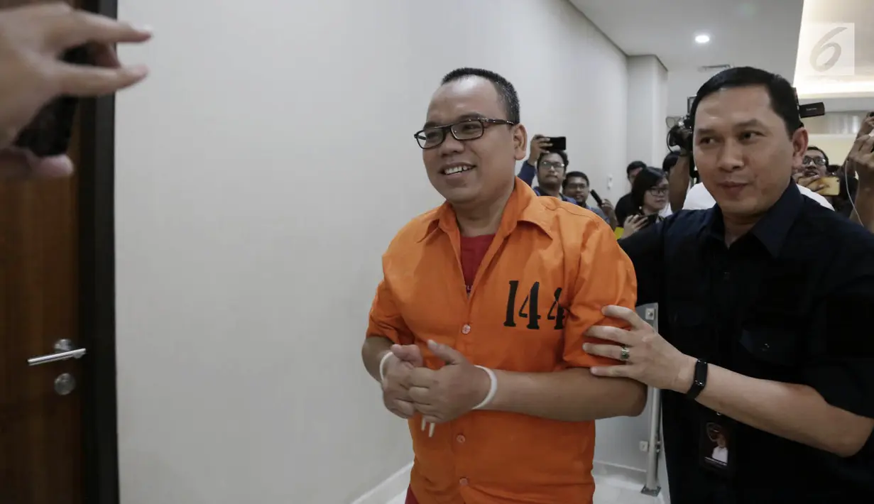 Tersangka Mustofa Nahrawardaya dengan pengawalan petugas keluar tahanan untuk pemeriksaan kesehatan di Bareskrim Polri, Jakarta, Rabu (29/5/2019). Mustofa ditangkap pada Minggu (26/5) dini hari atas dugaan menyebarkan berita bohong alias hoaks melalui media sosial. (merdeka.com/Iqbal S. Nugroho)