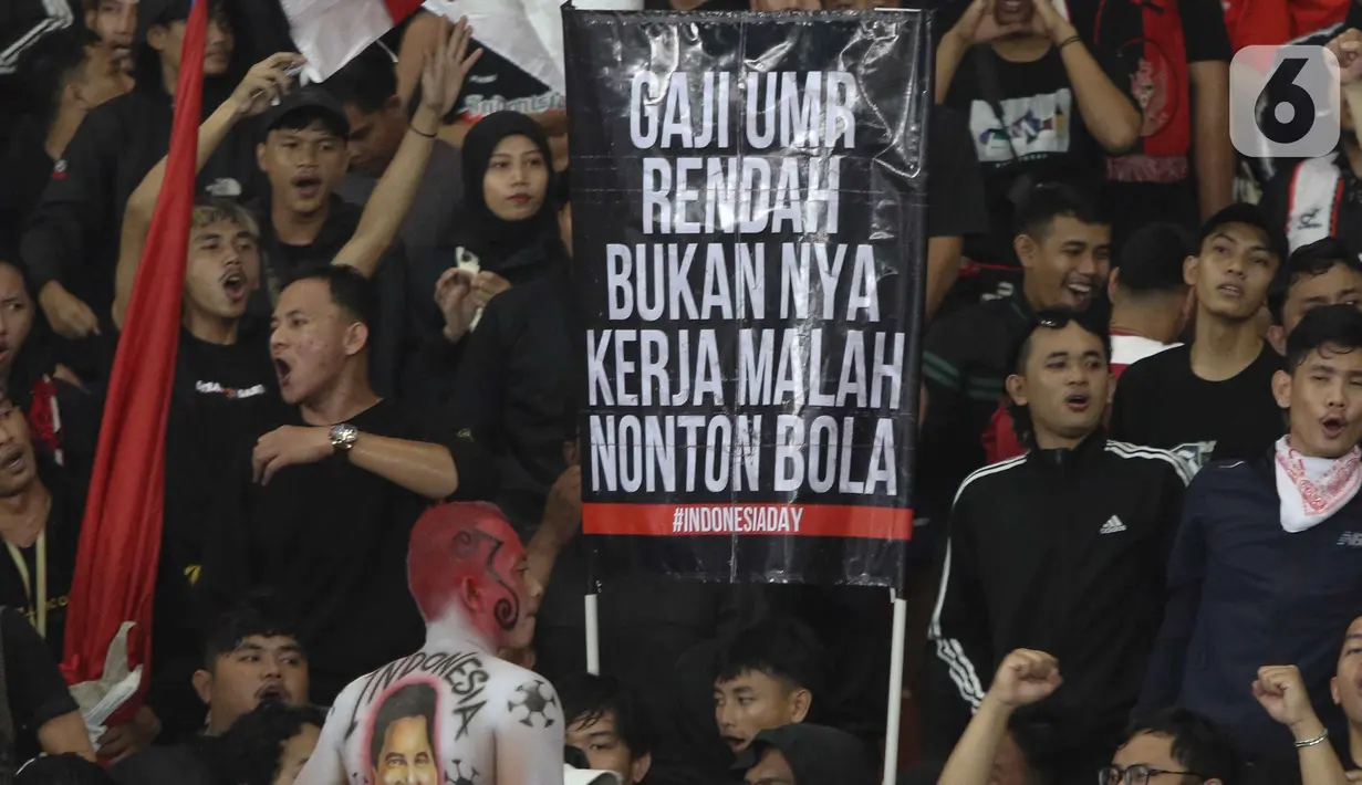Adapun aksi dan dukungan suporter di SUGBK sukses mendapat sorotan dari pelatih Filipina Tom Saintfiet. (Liputan6.com/Herman Zakharia)