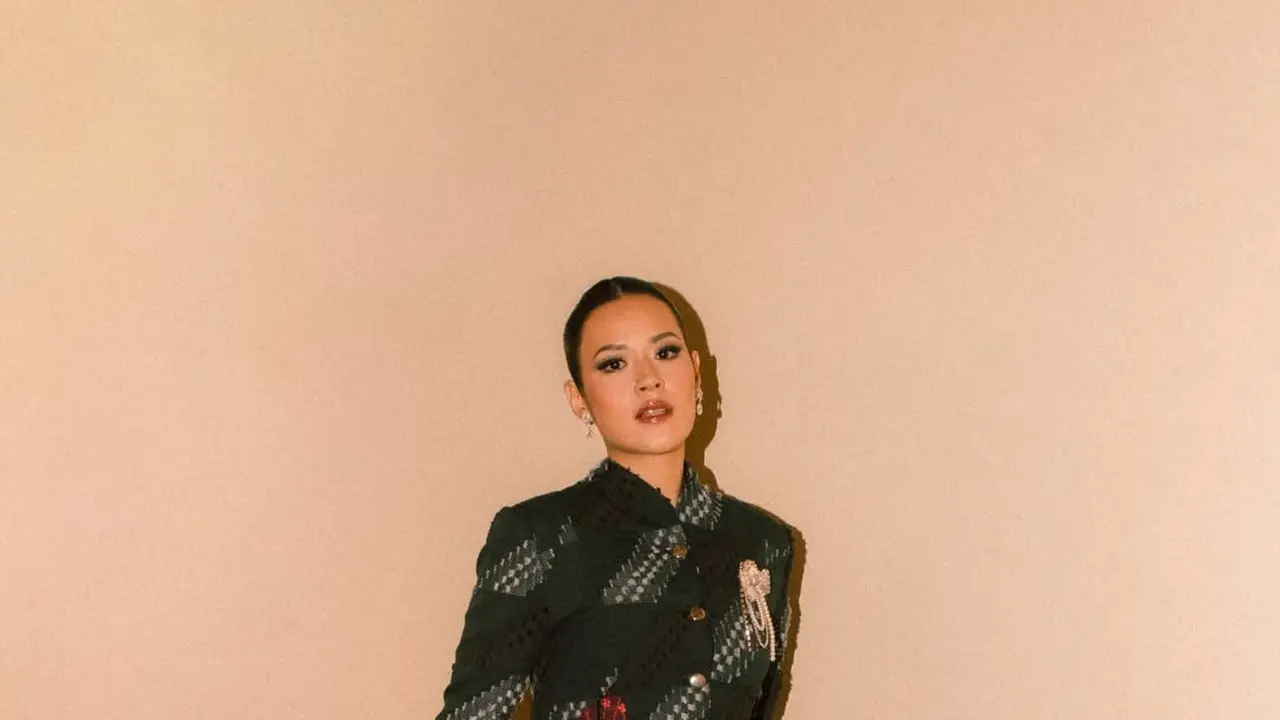 Pesona Raisa dalam Balutan Wastra Modern, Beskap Top dan Korset Jadi Perpaduan yang Artsy Saat Manggung