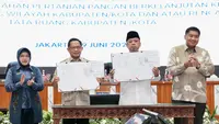 Menteri Dalam Negeri (Mendagri) Muhammad Tito Karnavian bersama Menteri Agraria dan Tata Ruang/Kepala Badan Pertanahan Nasional (ATR/BPN) Nusron Wahid menandatangani Surat Edaran Bersama (SEB) untuk mengintegrasikan Lahan Pertanian Pangan Berkelanjutan (LP2B) ke dalam rencana tata ruang daerah. (Istimewa)