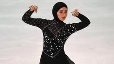 Zahra Lari adalah atlet figure skater yang berasal dari Uni Emirat Arab. Olahraga figure skater tak jarang menuntut para atlet untuk tampil menarik dengan pakaian yang dikenakan. Tak hanya kemampuan, penampilan juga menjadi daya lebih. (Foto: AFP/Christof Stache)