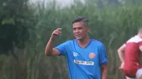 Pelatih Persiraja Banda Aceh, Hendri Susilo. (Bola.com/Gatot Susetyo)