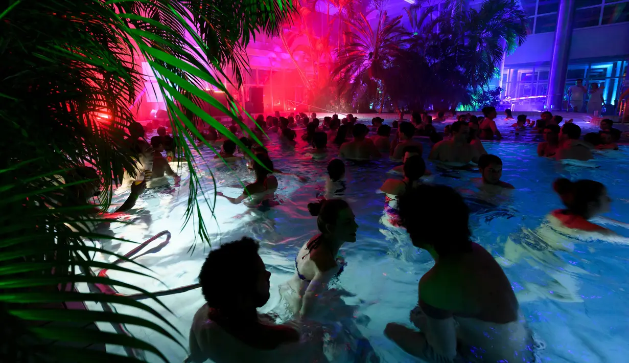 Suasana Festival Antigel (Festival Anti Beku) di Confignon, Jenewa, Swiss (30/1). Festival ini menampilkan 104 pertunjukan pesta musik yang tersebar di 35 tempat-tempat tak terduga, di Canton Jenewa. (AFP Photo/Fabrice Coffrini)