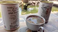 Satu gelas teh akar wangi khas Ciburial, Samarang Garut, Jawa Barat, dengan dua kaleng kopi siap seduh, dijamin bakal menjadi teman berakhir pekan anda berkeluarga saat ini (Liputan6.com/Jayadi Supriyadin)