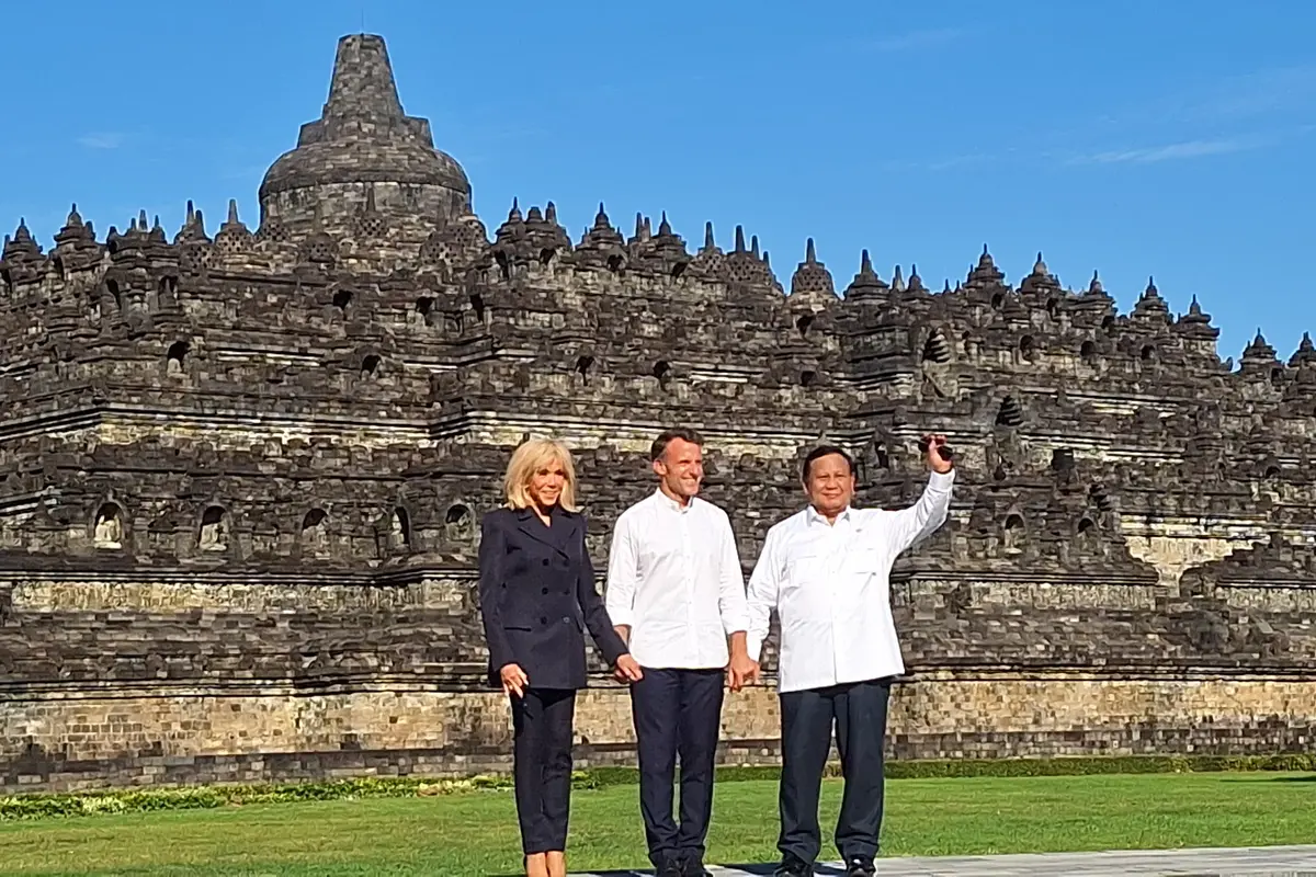 Presiden Prabowo Subianto memperkenalkan Candi Borobudur sebagai situs besejarah dan mahakarya peradaban kepada Presiden Prancis, Emmanuel Macron.